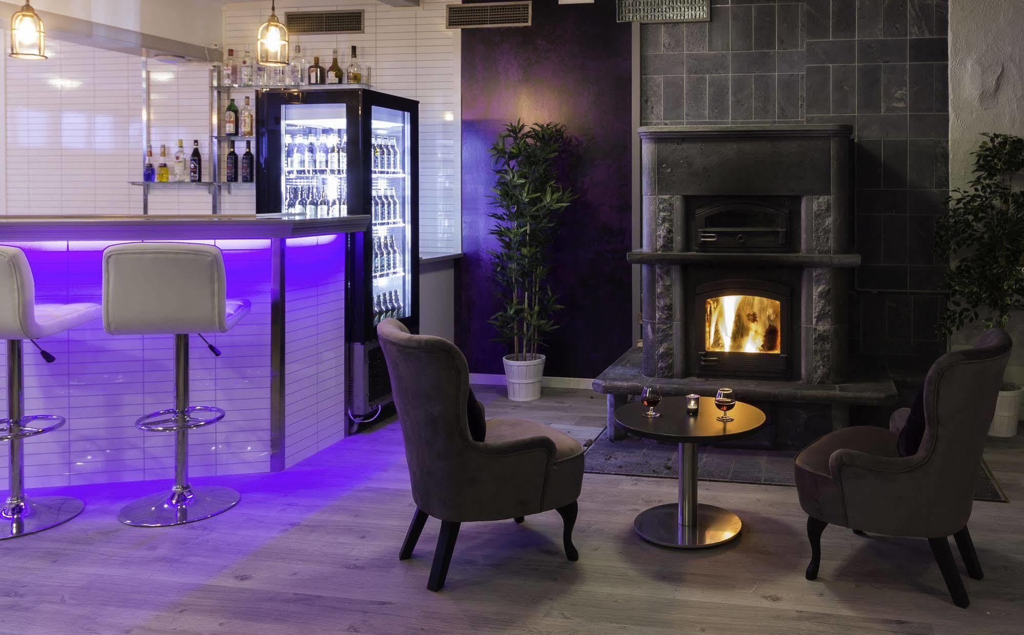 Hotell Restaurang Naemforsen Näsåker Esterno foto